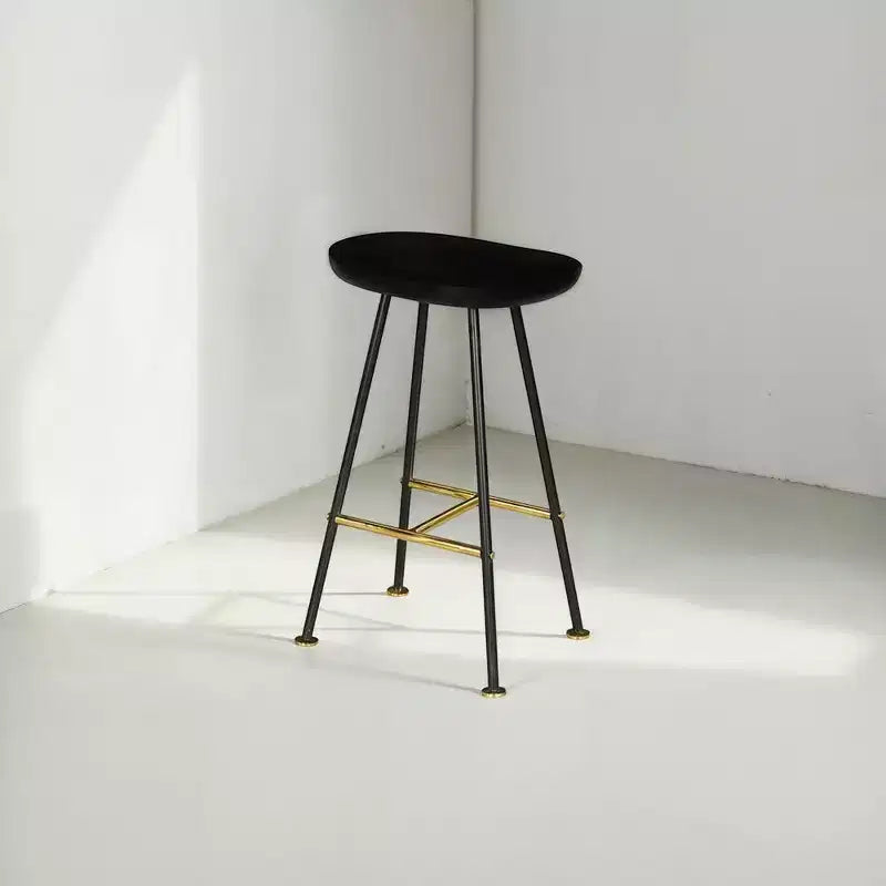 Taburete de barra sin respaldo de 24 pulgadas con asiento de madera de mango | Patas de hierro negro | Reposapiés dorado