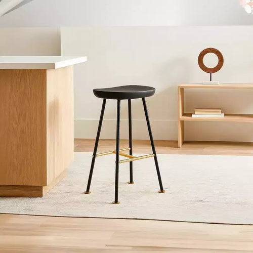 Taburete de barra sin respaldo de 24 pulgadas con asiento de madera de mango | Patas de hierro negro | Reposapiés dorado