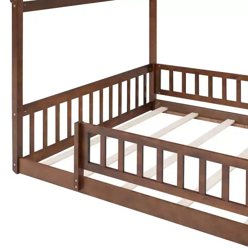 Cama de casa moderna de madera Astrid con valla