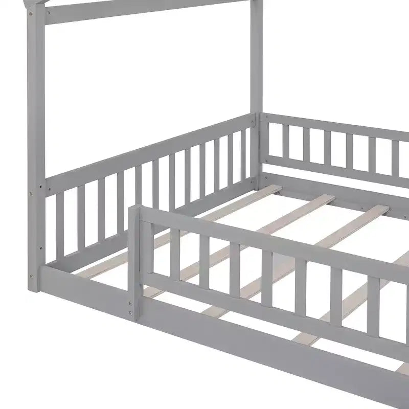 Cama de casa moderna de madera Astrid con valla