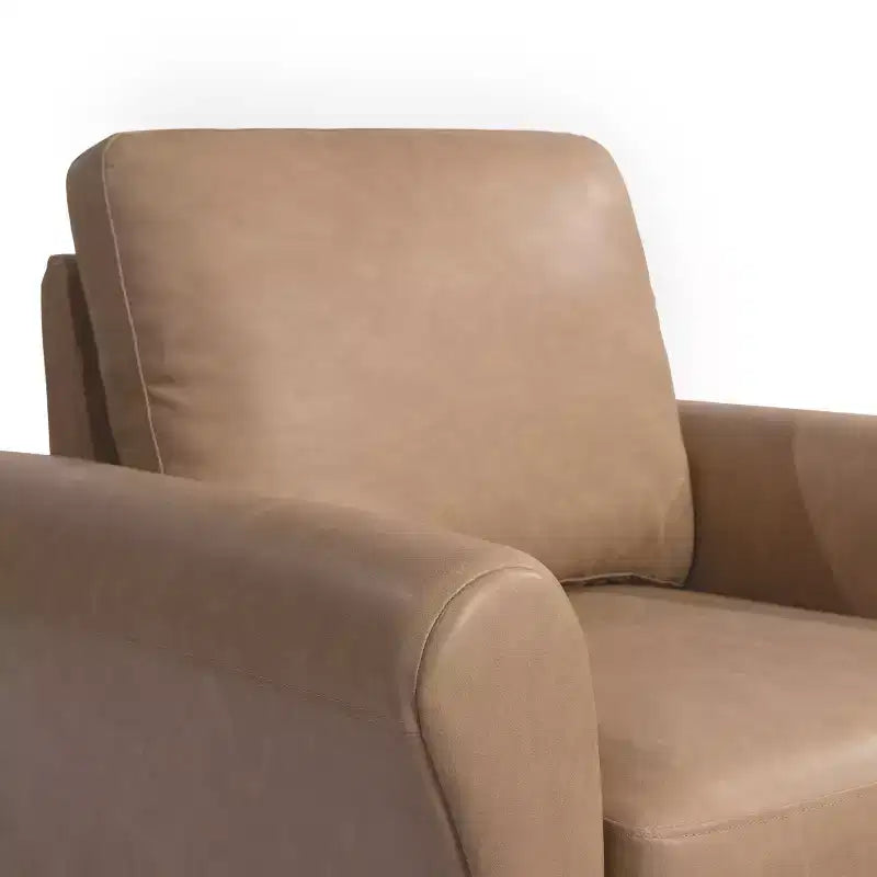 Sillón decorativo de piel vegana marrón claro con reposabrazos enrollados