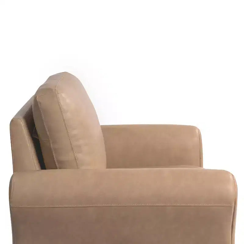 Sillón decorativo de piel vegana marrón claro con reposabrazos enrollados